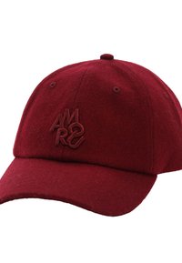 Casquette de baseball en feutre rouge ornée d'un logo brodé "AMR" en rouge plus foncé, avec une couronne arrondie et un visière courbé.