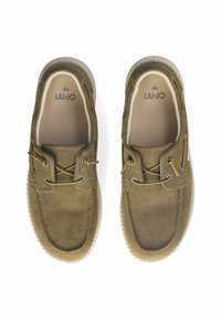 Scarpe in suede verde oliva con punta arrotondata, suola in gomma beige e lacci a contrasto. Presenta il nome del marchio stampato in nero all'interno.