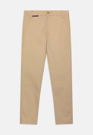 Chinos beige con taglio dritto, dotati di tasche laterali, chiusura frontale con bottone e un sottile accento a righe sulla tasca frontale.