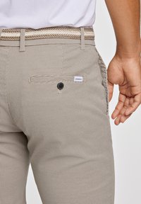 Lindbergh Shorts - stone