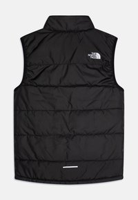 Černá nadýchaná vesta s vysokým límcem, vodorovným prošíváním a malým bílým logem v horní levé části. Hladká, izolovaná tkanina.