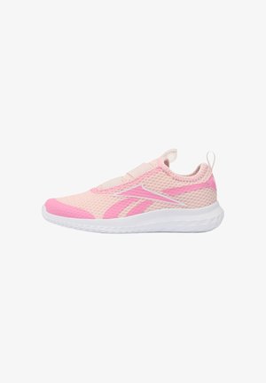 Scarpa da ginnastica sportiva in mesh rosa chiaro con accenti rosa più scuro, design senza lacci, suola bianca e linguetta di trazione sul tallone.