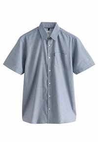 Chemise à manches courtes en tissu bleu clair, dotée d'une poche poitrine, d'un col classique et d'un motif texturé subtil.