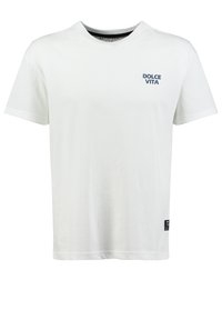 Camiseta de algodón blanca de manga corta. Presenta un estampado de "DOLCE VITA" en azul en el lado izquierdo del pecho y una etiqueta negra en el lado inferior.