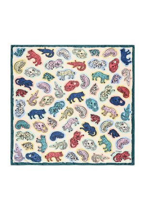 Dierpatroontextiel met verschillende gekleurde illustraties van katten, hagedissen en andere wezens op een crèmekleurige achtergrond met een donkere rand.