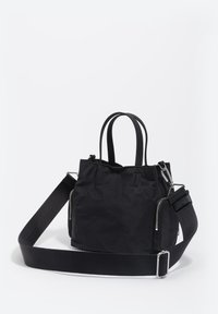 Czarna nylonowa torba na ramię z podwójnymi górnymi uchwytami, regulowanym paskiem, srebrnymi elementami i detalem z zamykaną kieszenią. Teksturowana powierzchnia, kompaktowy design.