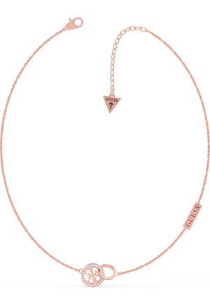 Roségoldene Halskette mit ineinandergreifenden GUESS-Logo-Anhängern, kleinen Strasssteinen und markierten dreieckigen sowie rechteckigen Anhängern.