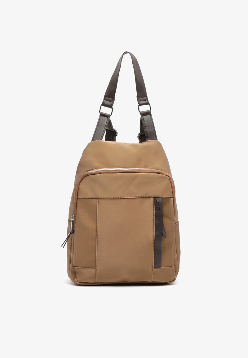 Mochila de nailon marrón con correas de hombro marrones ajustables y una parte superior con cremallera. Presenta un bolsillo frontal y una textura suave.