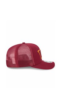 Rote Baseballkappe mit Netzrücken, vorne mit einem gelben Logo. Flatter Schirm und verstellbarer Riemen hinten.