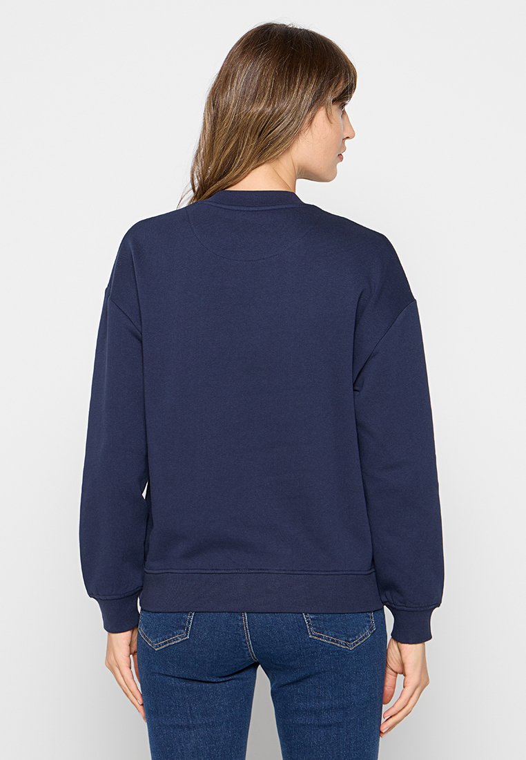 Marineblaues Sweatshirt mit Rundhalsausschnitt, überschnittenen Schultern und gerippten Bündchen. Hergestellt aus weichem, strukturiertem Stoff und verfügt über ein einfaches, einfarbiges Design.