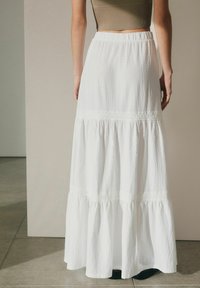 Next TEXTURED - REGULAR FIT - Maksi sijonas - white