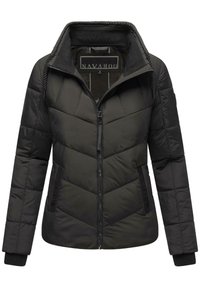 Doudoune noire avec motif en chevrons, fermeture éclair à l'avant, col haut et poignets élastiques, fabriquée en matériau matelassé.