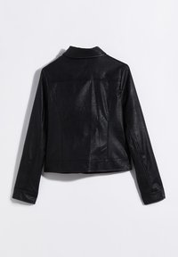Černá kožená bunda, zkrácený střih, hladká textura, výstřih do "V" a dlouhé rukávy. Obsahuje prošívané švy a čistý zadní díl.