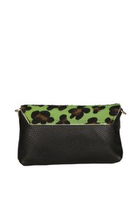Borsa in pelle nera con parte superiore in pelliccia verde, caratterizzata da un motivo a macchie di leopardo marrone. Forma rettangolare con finitura testurizzata e hardware metallico.