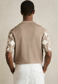 Reiss REGULAR FIT - TERRAZZO GEOMETRIC EMBROIDERY  - Camisa - taupe brown