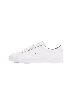 Hvid lavtop-sneakers med snørebånd, en flad sål og et lille rødt, hvidt og blåt logo på siden.