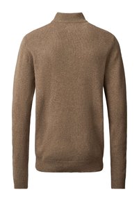 Brun langærmet strikket sweater med høj krave og ribstrikkede manchetter og kant, vist bagfra mod en hvid baggrund.