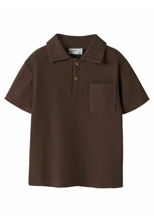 Bruine korte mouw polo van gestructureerde stof, met een sluiting met twee knopen, kraag en borstzak, weergegeven op een witte achtergrond.