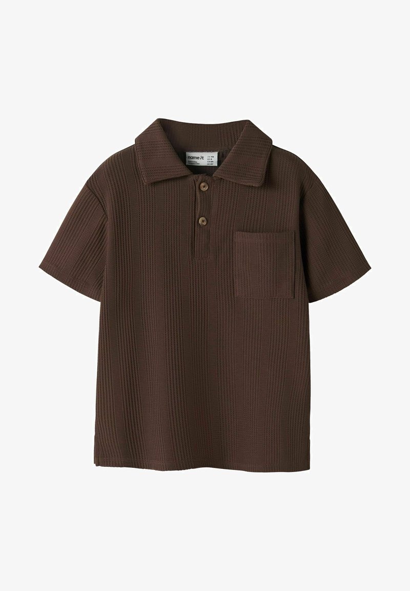 Polo marron manches courtes en tissu texturé, patte à deux boutons, col et poche poitrine, présenté sur fond blanc.