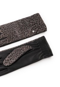 Par de guantes de mujer con palmas de cuero negro y tela de leopardo marrón en la parte trasera y en las muñecas, con detalles cosidos.
