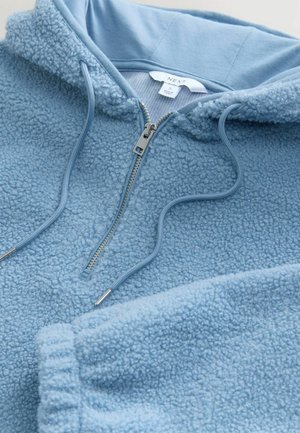 Lichtblauwe fleece hoodie met een halve rits, textuurstof, verstelbare trekkoord en ribgebreide manchetten. Etiket zichtbaar in de halslijn.
