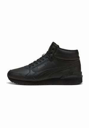 Baskets montantes noires Puma avec lacets à l’avant, col rembourré et semelle texturée, vues de côté extérieur sur fond blanc.