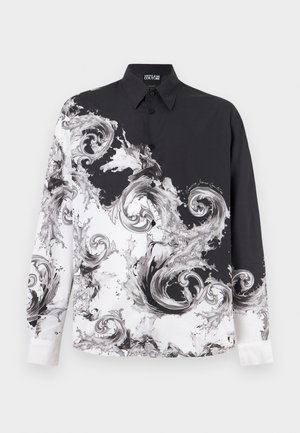 Langærmet sort og hvid skjorte med knapper, prydet med snoede barokke bølgemønstre og en krave, Versace Jeans Couture-mærke indvendigt i kraven.