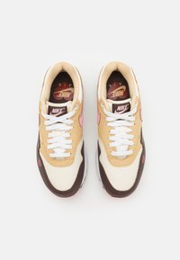 Nike Sportswear W NIKE AIR MAX 1 87 VDAY - Športni copati - sesame/med soft pink/coconut milk/baroque brown/gym red/white