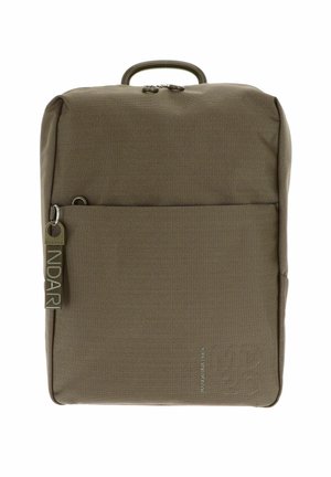 Sac à dos compact de couleur verte olive avec une poignée supérieure, une poche zippée à l'avant et une étiquette de marque sur le côté gauche.