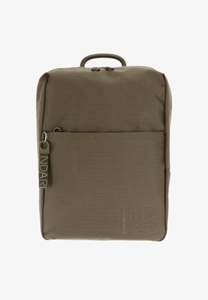 Sac à dos compact de couleur verte olive avec une poignée supérieure, une poche zippée à l'avant et une étiquette de marque sur le côté gauche.