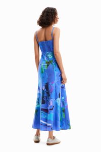 Rochie maxi fără mâneci, de culoare albastră, cu un model abstract colorat. Material ușor și neted, cu un bust ajustat și o fustă evazată care ajunge până la jumătatea gambei.