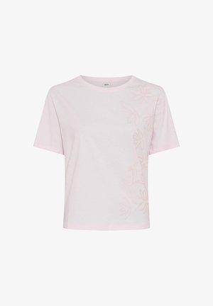 T-shirt rose pâle à manches courtes avec encolure ronde et broderie florale subtile le long du côté droit à l'avant et sur la manche.