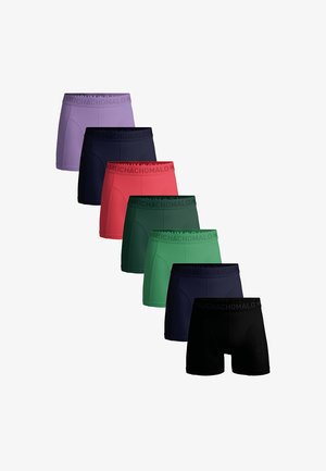 Set od sedam pari bokserica u raznim bojama: svijetlo ljubičasta, tamnoplava, crvena, zelena i crna. Svaka ima crni pojas s logom.