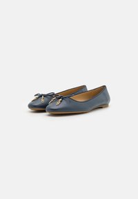 Ballet flats in pelle blu scuro con punta rotonda, suola sottile e un fiocco decorativo con hardware dorato sul davanti.