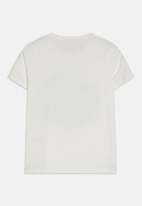 Camiseta blanca de manga corta, diseño de cuello redondo, hecha de material de algodón suave, con una textura lisa y sin patrones ni logotipos visibles.