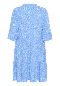 Blå klänning med vita prickar, korta utsvängda ärmar, rund halsringning och lager-på-lager, volangkant. Tillverkad av mjukt tyg med lätt struktur.