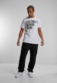 Merchcode FOOTBALL'S COMING HOME LOGO - Trükipildiga T-särk - white