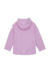 Rosa vattentät jacka med huva, med en slät yta, elastiska ärmslut och en vit logotypdetalj på ärmen. Bakifrån visad.