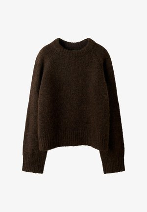 Jersey marrón tejido a mano con cuello redondo, mangas largas y diseño corto, que presenta un acabado suave y texturizado.