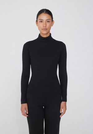 Pull à col roulé noir à côtes avec des manches longues et une silhouette ajustée, fabriqué à partir d'un matériau doux et extensible.