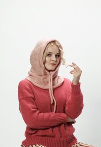 Sweter typu knit w jaskrawo różowym kolorze z dopasowaną różową kapturem, z przeszywanym sznurkiem i ściągaczami na rękawach. Tło jest jednolicie białe.