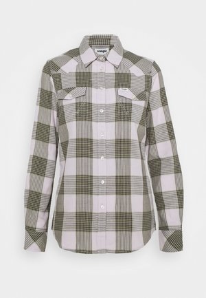 Koszula na guziki z długim rękawem w dużą kratę w zielono-białym kolorze oraz dwie kieszenie na piersi z patkami zapinanymi na guziki.