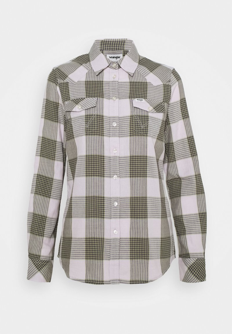 Chemise à manches longues à boutons avec un grand motif à carreaux verts et blancs, dotée de deux poches poitrine à rabats boutonnés.