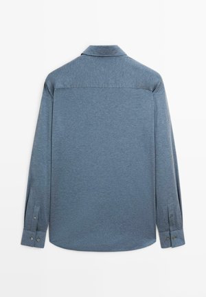 Langärmliges Hemd aus einfarbigem blauen Stoff. Verfügt über einen klassischen Kragen, geknöpfte Manschetten und einen geraden Saum mit glatter Textur.