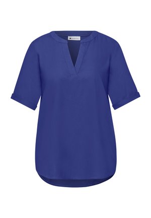 Blaue Damenbluse mit kurzen, aufgerollten Ärmeln, abgerundetem Saum und V-Ausschnitt mit kleinem Stehkragen.