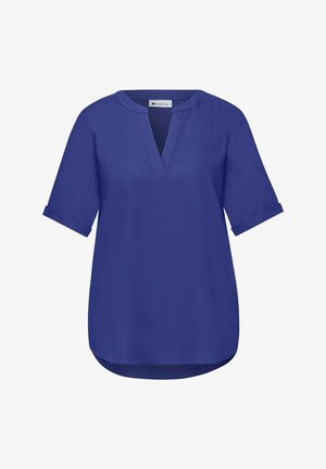 Blauwe damesblouse met korte opgerolde mouwen, een afgeronde zoom en een V-hals met een klein opstaand kraagje.