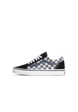 Sneaker in tela a scacchi nera e grigia con lacci bianchi, dettagli in suede nera, suola in gomma bianca e rifiniture blu sui lati.