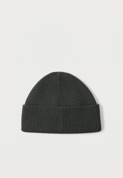 Bonnet tricoté en gris foncé, doté d'une texture côtelée, d'un revers et d'un sommet effilé. Convient pour porter par temps froid.