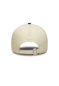 Beżowa czapka baseballowa z zielonym guzikiem na górze, regulowanym paskiem z tyłu, gładką teksturą, wyposażona w otwory wentylacyjne po bokach.