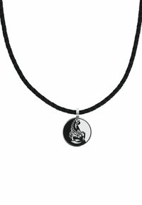 Collana in corda intrecciata nera con un pendente rotondo in argento decorato con un design di scorpione in bianco e nero.